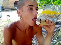 Estate Bollente. Mangio Un Gelato, Faccio Un Bagno In Piscina