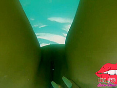 Milf De Grandes Tetas Se Masturba En P Ya Publica. Latina Se Calienta En La Playa