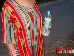 Jamindar Ke Bete Ne Bhabhi Ko Tabadtod Choda Jab Wo Khet Mein Pisaab Kar Rahi Thi
