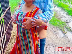 Jamindar Ke Bete Ne Bhabhi Ko Tabadtod Choda Jab Wo Khet Mein Pisaab Kar Rahi Thi