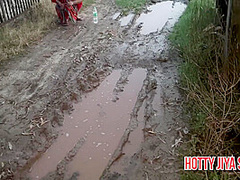 Jamindar Ke Bete Ne Bhabhi Ko Tabadtod Choda Jab Wo Khet Mein Pisaab Kar Rahi Thi