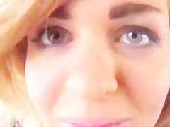 She masturbate on the bus