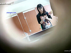 chinese girls go to toilet.305
