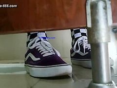 chinese girls go to toilet.305