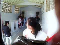 chinese girls go to toilet.306