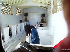 chinese girls go to toilet.306