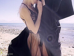 Beautiful Girl Made Me Cum On The Beach - Mynaughtyvixen