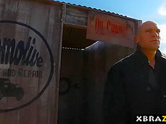 Nikki Benz In Car Mechanic Anal Sex In The Deser
