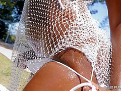 Fucking In The Sun Video With Air Thugger, Elsie - Brazzers