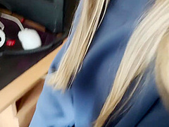 En Studerende Pige Studerer Anatomi I Praksis