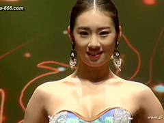 Chinese model in sexy lingerie show.20