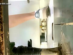 chinese girls go to toilet.310
