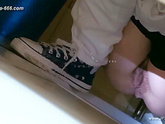 chinese girls go to toilet.310