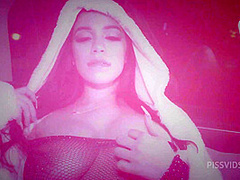 GIANNA DIOR AND SAVANNAH SIXX PLAY WITH THEIR PUSSY'S IN A LATENIGHT RIDE - PissVids