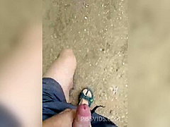 Masturbando na rua - PissVids