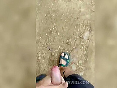 Masturbando na rua - PissVids