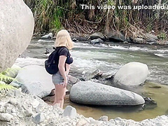 Hermosa Rubia Es Vista Banandose Libre Parte 1