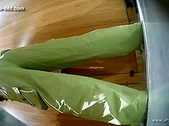 chinese girls go to toilet.320