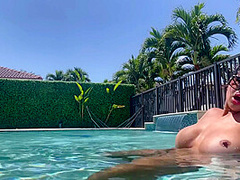 باربي نجد السعوديه عريانه تتمحن في البول/ Horny Saudi Barbienjd Naked In The Pool
