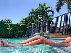 باربي نجد السعوديه عريانه تتمحن في البول/ Horny Saudi Barbienjd Naked In The Pool
