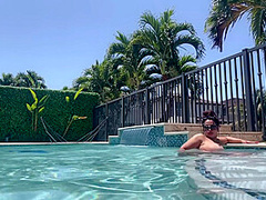 باربي نجد السعوديه عريانه تتمحن في البول/ Horny Saudi Barbienjd Naked In The Pool