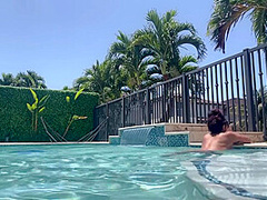 باربي نجد السعوديه عريانه تتمحن في البول/ Horny Saudi Barbienjd Naked In The Pool