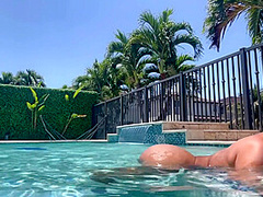 باربي نجد السعوديه عريانه تتمحن في البول/ Horny Saudi Barbienjd Naked In The Pool