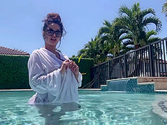 باربي نجد السعوديه عريانه تتمحن في البول/ Horny Saudi Barbienjd Naked In The Pool