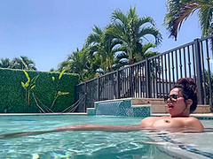 باربي نجد السعوديه عريانه تتمحن في البول/ Horny Saudi Barbienjd Naked In The Pool