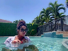 باربي نجد السعوديه عريانه تتمحن في البول/ Horny Saudi Barbienjd Naked In The Pool