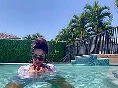 باربي نجد السعوديه عريانه تتمحن في البول/ Horny Saudi Barbienjd Naked In The Pool