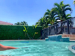 باربي نجد السعوديه عريانه تتمحن في البول/ Horny Saudi Barbienjd Naked In The Pool