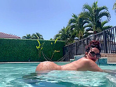 باربي نجد السعوديه عريانه تتمحن في البول/ Horny Saudi Barbienjd Naked In The Pool