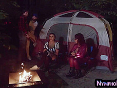 Curvy cougar in outdoor threesome spoiling lucky guy