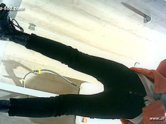 chinese girls go to toilet.322