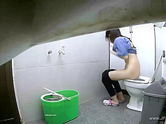 chinese girls go to toilet.323