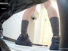 chinese girls go to toilet.498