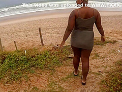 Fille Bahianaise S Etale Sur La Plage Pendant La