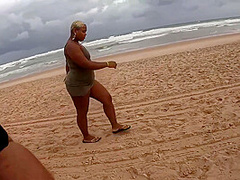 Fille Bahianaise S Etale Sur La Plage Pendant La
