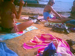 Upshorts dick flash for group of girls on beach