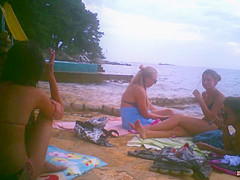 Upshorts dick flash for group of girls on beach