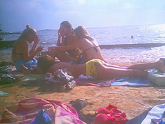 Upshorts dick flash for group of girls on beach