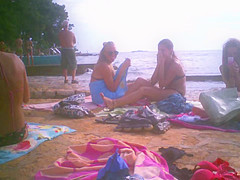 Upshorts dick flash for group of girls on beach