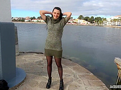 Marina Looking For Warmth French