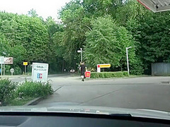 Wenn Zwei Hasen Den Schwanz Jagen - Typ An Der Tanke Abgeschleppt