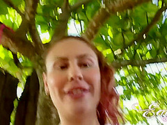 Marido Da Amiga Se Ofereceu Pra Ajudar No Video E Eu Agradeci Dando Uma Chupada Gostosa - Emme White