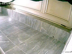 chinese girls go to toilet.560